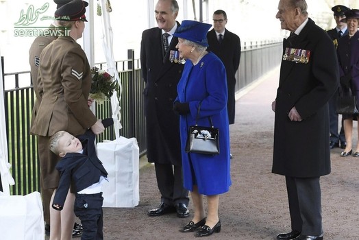 واکنش الفی پسر دو ساله میشله لون نظامی زن انگلیسی در جریان پرده برداری از بنای یادبود ملی نیروهای مسلح انگلیس توسط ملکه الیزابت 