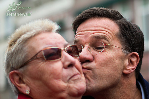 مارک روته نخست وزیر هلند در حال بوسیدن یکی از هوادارانش در طول مبارزات انتخاباتی در بردا