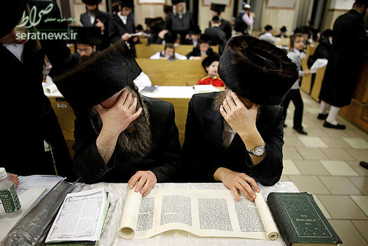 مردان یهودی ارتدوکس افراطی در حال خواندن کتاب استر در جریان برگزاری مراسم پوریم