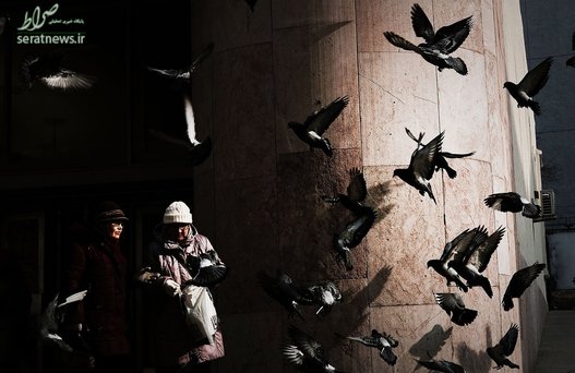 دو زن در محوطه کلیسای ارتدوکس مسکو