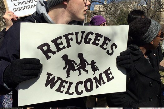شعار معترضان : «مهاجران خوش آمدید»