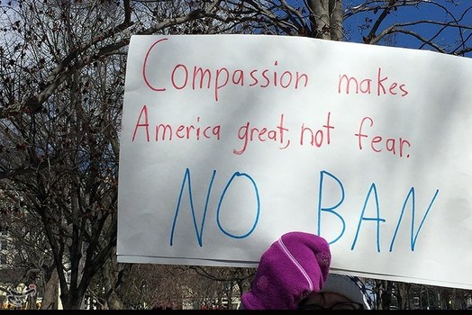 یکی از شعارهای آمریکایی‌ها بر ضد ترامپ : «مهربانی آمریکا را می‌سازد نه ترس و نه قانون ممنوعیت»