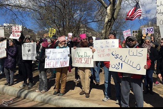 شعار معترضان : «همه ما الان مسلمانیم، نه دیوار، نه قانون ممنوعیت»