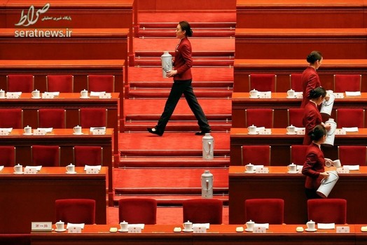 زنان مسئول آماده سازی سالن جلسه عمومی کنگره ملی خلق چین