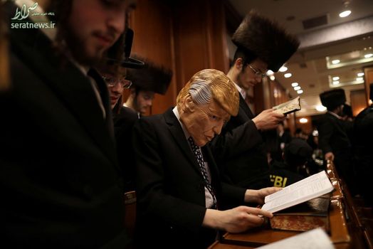 یک مرد یهودی ارتدوکس با پوششی شبیه به دونالد ترامپ رییس جمهور آمریکا در حال خواندن کتاب استر