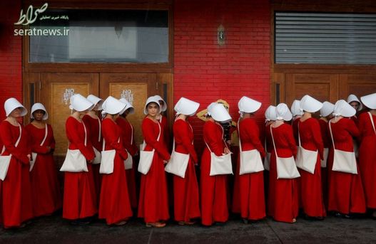 زنان در لباس کنیزان شرکت کننده در جشنواره فیلم تعاملی در تگزاس آمریکا