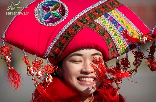 یکی از مهمان نوازان استقبال کننده از شرکت کنندگان در جلسه عمومی کنگره ملی خلق چین