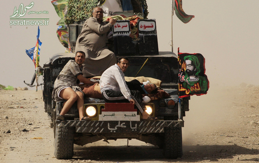 حمل غیرنظامیان آسیب دیده بر اثر حمله داعش بر روی خودروی نیروهای پلیس فدرال عراق در غرب موصل