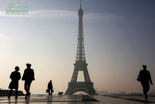 قدم زدن در کنار برج ایفل