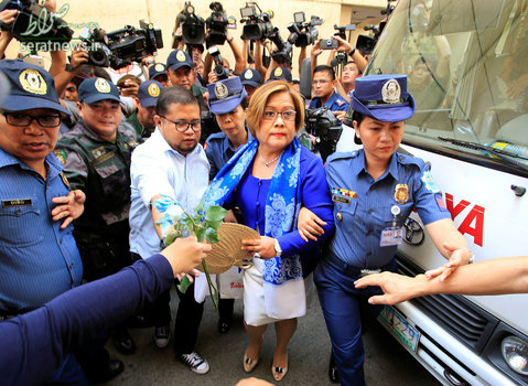 بازداشت لیلا دلیما سناتور فیلیپینی و از چهره های منتقد رییس جمهور این کشور به اتهام قاچاق مواد مخدر