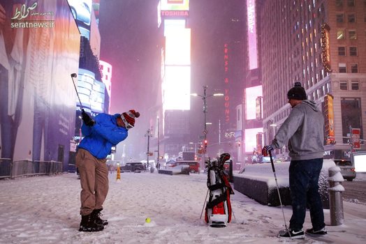 گلف بازی با توپ تنیس در خیابان پوشیده از برف میدان تایمز