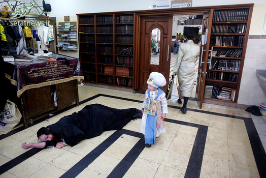 یک یهودی ارتدوکس در جریان برگزاری جشن پوریم مست کرده و به روی زمین افتاده