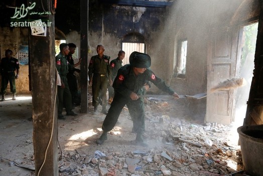 سربازان میانماری در یک ساختمان آسیب دیده ناشی از وقوع زلزله در  تاییک کی