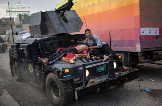 یک مرد زخمی بر روی خودروی نیروهای ویژه ارتش عراق در غرب موصل