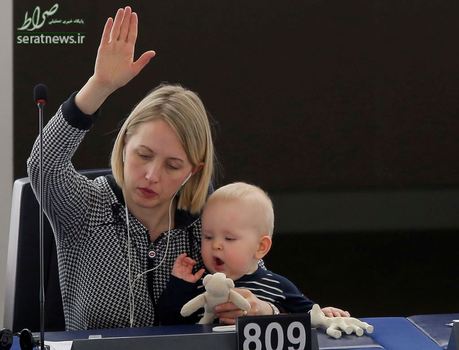 جوت گوتلند با کودک خود در جلسه رأی گیری پارلمان اروپا در استراسبورگ فرانسه