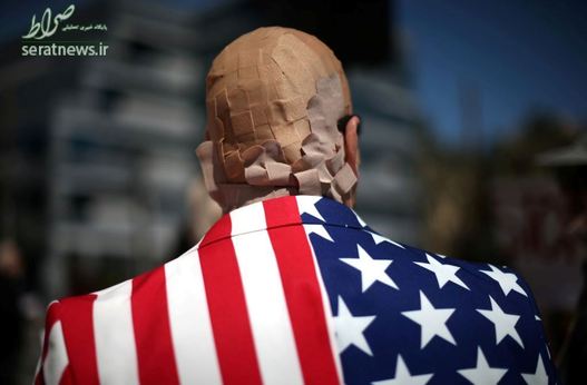 یک معترض آمریکایی با سر بانداژ شده با چسب زخم در لس آنجلس