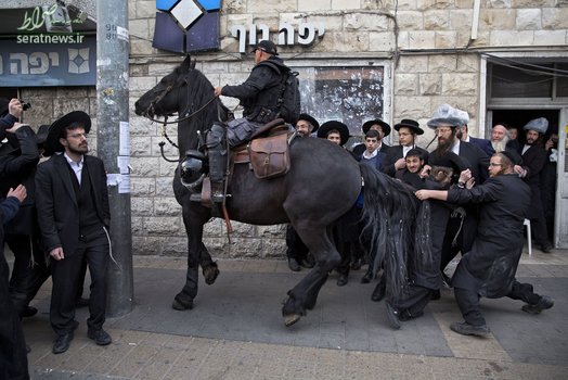 کشیدن دم اسب نظامی اسرائیلی توسط یک یهودی ارتدوکس افراطی 