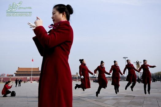 زنان مهماندار در حاشیه جلسه اختتامیه کنگره ملی خلق چین