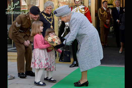 اهدای گل به ملکه انگلیس در جریان بازدید وی از موزه ارتش ملی در لندن