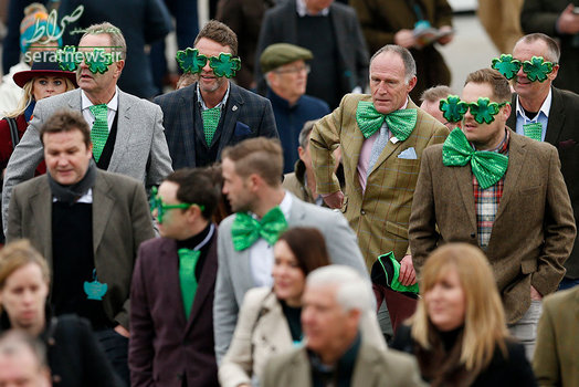 پوشش عجیب مردان در طول برگزاری فستیوال اسب سواری چلتنهام انگلیس