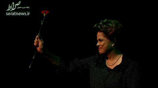 اهدای گل رز به دیلما روسف رییس جمهور سابق برزیل پس از شرکت در کنفرانس نئولیبرالیسم، نابرابری و دموکراسی در لیسبون پرتغال