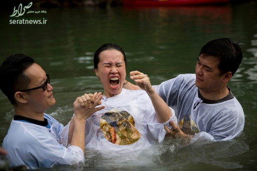 غسل تعمید یک زائر مسیحی در رود اردن