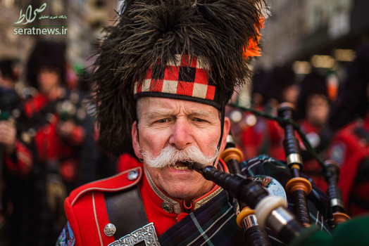 یک شرکت کننده در رژه روز سنت پاتریک در شهر نیویورک