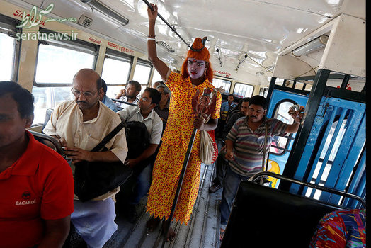 یک مرد  هندو در لباس لرد شیوا در داخل یک اتوبوس عمومی در کلکته