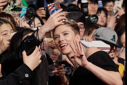 عکس سلفی اسکارلت جوهانسون بازیگر و مدل آمریکایی با طرفداران خود در سئول کره جنوبی