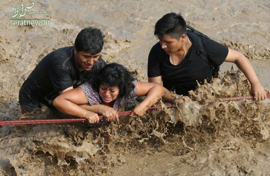 امدادرسانی به یک زن گرفتا در سیل پرو؛ دستکم 62 نفر بر اثر جاری شدن سیل در پرو کشته شدند