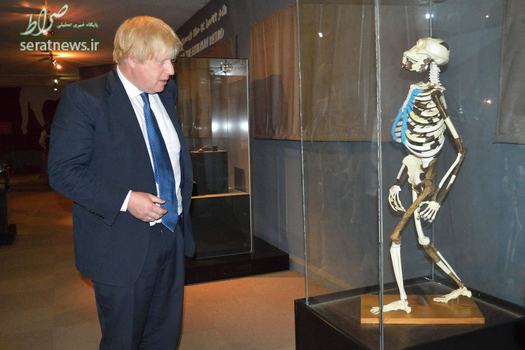 بوریس جانسون وزیر امور خارجه انگلیس در حال تمایش یک اسکلت در موزه ملی اتیوپی در آدیس آبابا