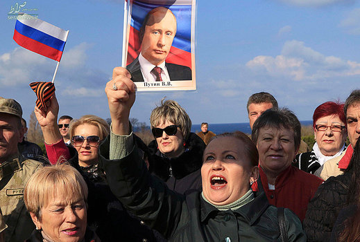 تظاهرات گروهی از زنان و مردان منطقه سواستوپل کریمه در سومین سالروز الحاق کریمه به روسیه