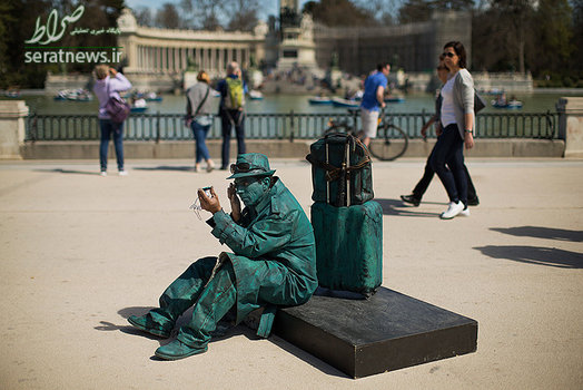 یک هنرمند خیابانی در حال آرایش خود در مادرید اسپانیا