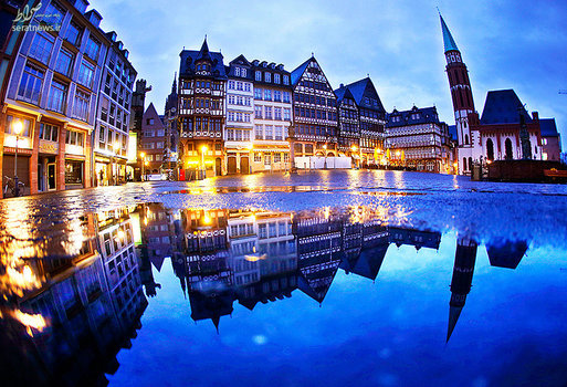 انعکاس زیبای چند خانه در یک گودال آب باران - فرانکفورت، آلمان