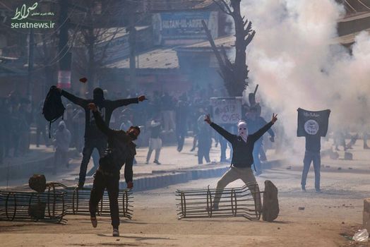 معترضان کشمیری با پرچم گروه تروریستی داعش در میان دود و گاز اشک آور نیروهای ارتش هند