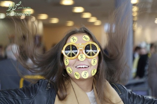 یک زن جوان با برچسب های حزب ملی اسکاتلند در جریان برگزاری کنفرانس این حزب در آبردین