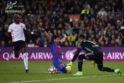 صحنه روی دادن پنالتی روی لوئیس سوارز مهاجم بارسلونا در جریان دیدار با والنسیا