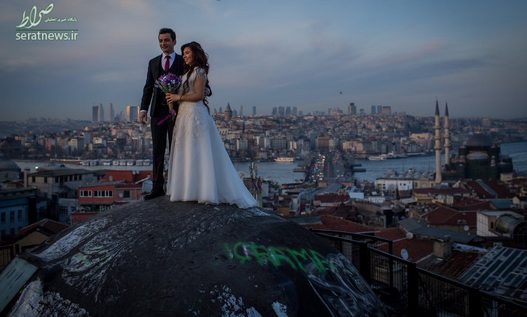 عکس گرفتن یک عروس و داماد بر روی پشت بام مشرف به بسفر ترکیه