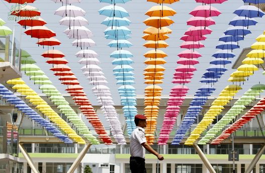 خیابانی مسقف با چتر در کوالالامپور مالزی