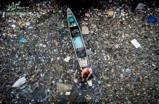 کارگر جمع آوری زباله رودخانه در شمال مانیل فیلیپین