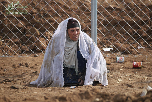 یک زن آواره عراقی نشسته در اردوگاه حمام القلیل 