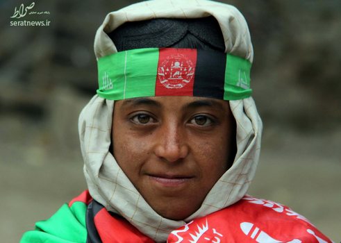 یک پسر افغان در اولین روز عید نوروز پرچم های ملی افغانستان را می فروشد