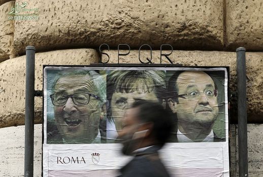 عبور از کنار پوستر ژان کلود یونگر رییس کمیسیون اروپا، آنگلا مرکل صدراعظم آلمان و فرانسوا اولاند رییس جمهور فرانسه در آستانه 60 امین سالگرد امضای معاهده رم