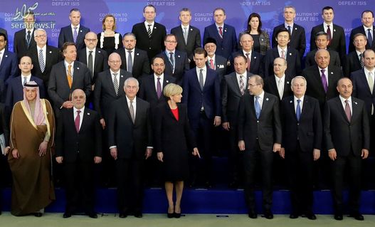 جولی بیشاب وزیر خارجه استرالیا در حال نشان دادن جالی خالی بوریس جانسون وزیر خارجه انگلیس در حاشیه اجلاس رهبران ائتلاف ضد داعش در واشنگتن