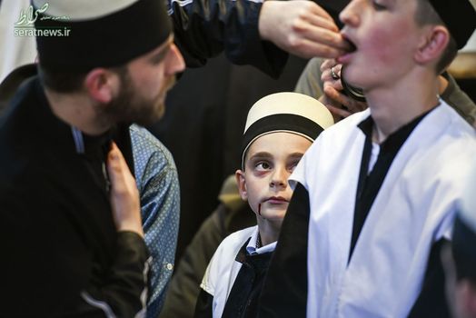 مردی در حال سوراخ کردن چانه یک جوان در جریان برگزاری جشن نوروزی جامعه درویشی کوزوو