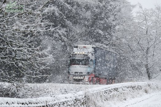 یک کامیون در حال تردد در هوای برفی شمال انگلستان