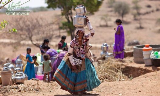 یک زن در حال بردن آب در حومه حیدرآباد هند 
