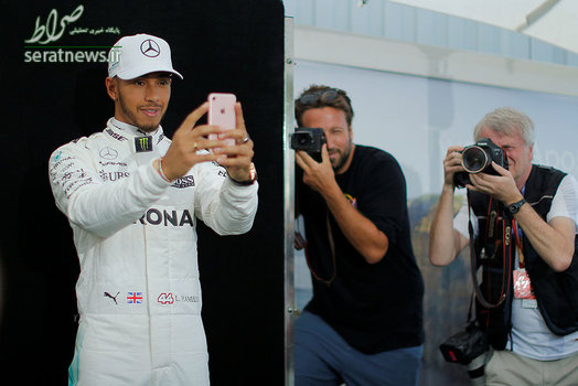 سلفی گرفتن لوئیس همیلتون راننده مرسدس در مسابقه جایزه بزرگ استرالیا