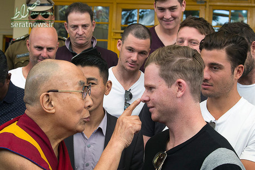 انگشت دالایی لاما رهبر بودایی ها بر روی بینی استیون اسمیت کاپیتان تیم کریکت استرالیا