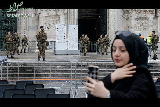 سلفی یک زن محجبه مقابل یک کلیسا در میلان ایتالیا در آستانه سفر پاپ فرانسیس